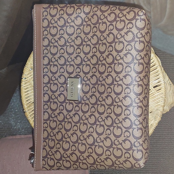 Guess Bags Nwt Guess Large Makeup Travel Bag Poshmark